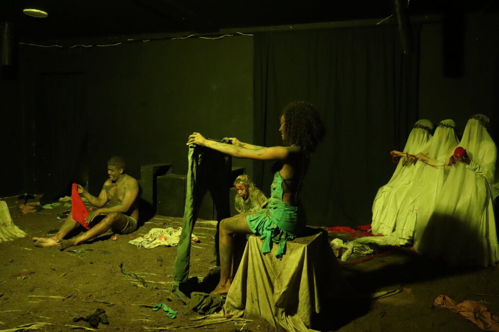 Elenco de Corporación Múcura en escena de Cielo de Tierra.